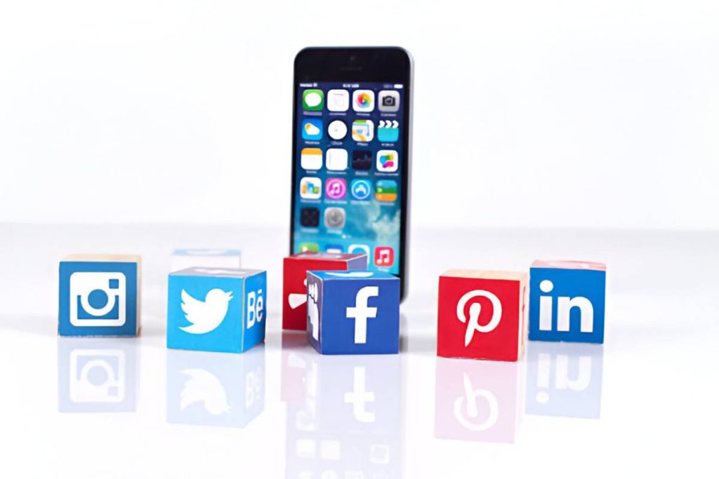 Optimizing LinkedIn Carousel Ads: Engaging Prospects with Multi